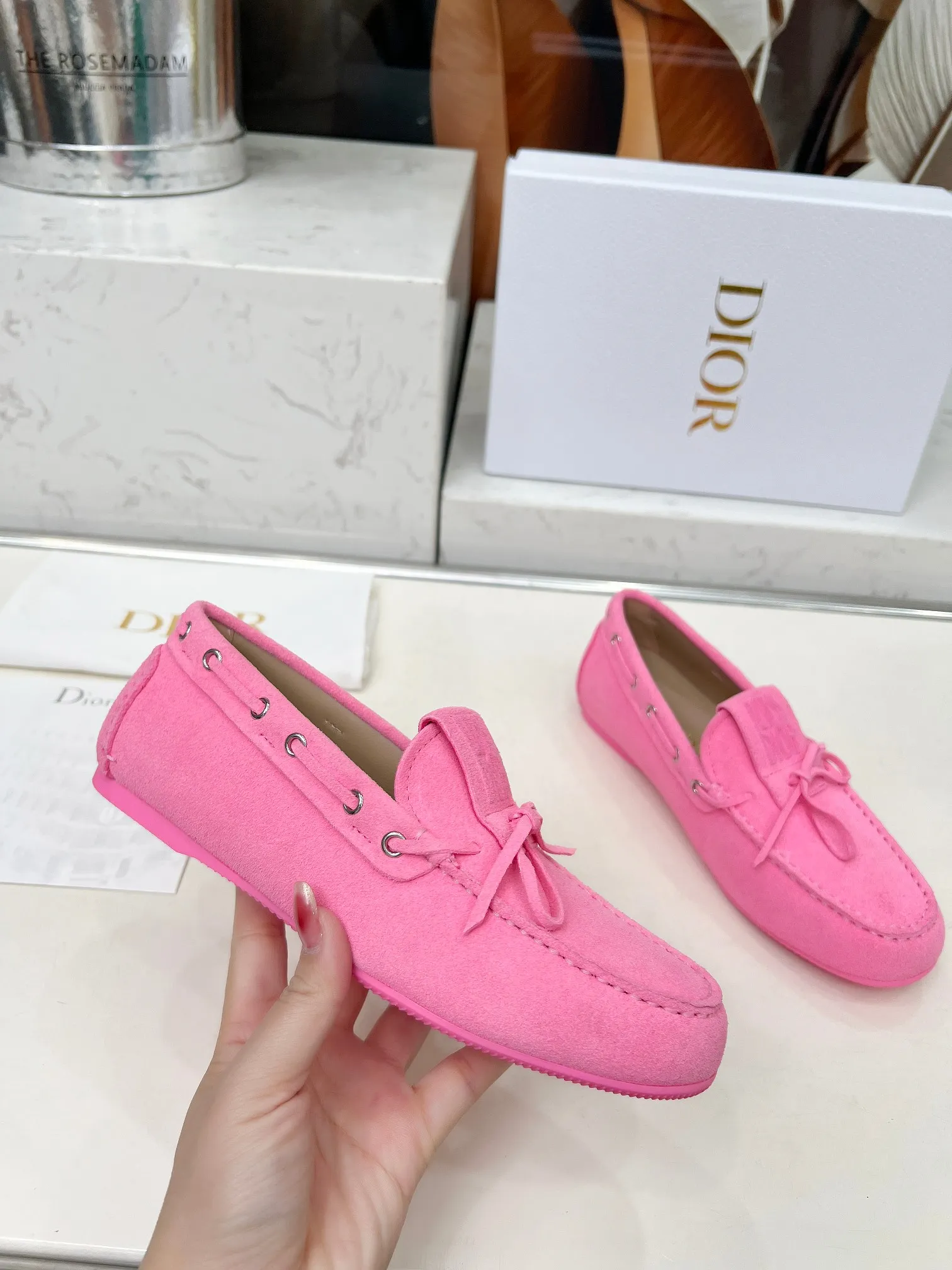 👟👟Ex-factory price 500👟👟 Dior's new spring and summer ultra-light jelly series loafers are brand new. The layout strives to create fashionable classic items. New products created at the first substantial show of Paris Fashion Week. The inspiration is cleverly combined by the D chief designer on the perfect shoe shape. Paired with brand buckles, it is even more fashionable! Original version, perfect and exquisite workmanship!  ✔️Upper: original fabric ✔️Inner lining: imported sheepskin lining ✔️Sole: original outsole ✔️Size: #35-41 (40 41 customized items are not returnable)